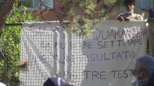 Rivolta dei migranti col Covid. E quattro agenti restano feriti