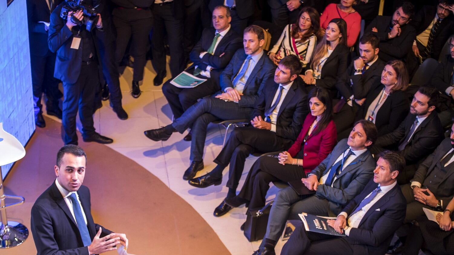 Il M5S festeggia il reddito "Card già in uffici postali"