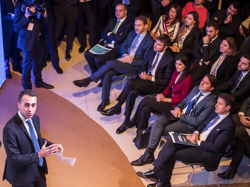 Il M5S festeggia il reddito "Card già in uffici postali"