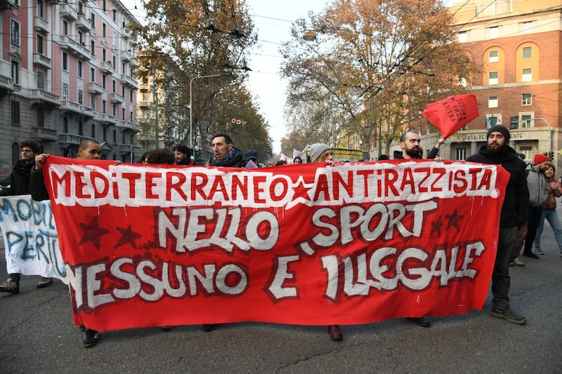 Milano, scende in piazza il corteo contro la chiusura del centro di via Corelli e il decreto Salvini 4