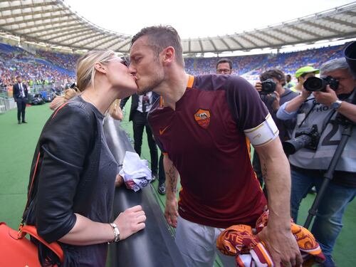 "L'amore per te non passa", gli auguri di Totti per il compleanno di Ilary