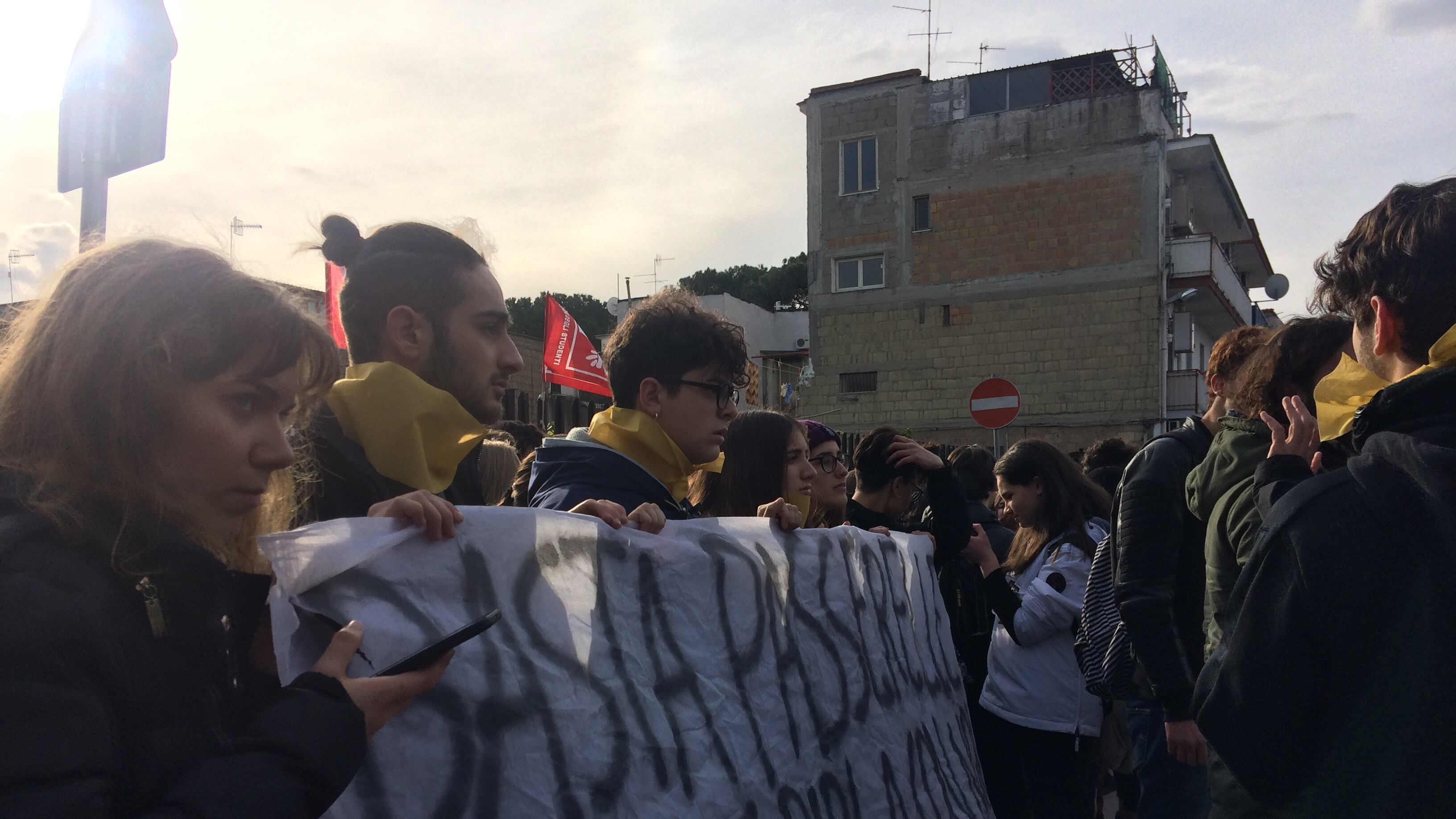 Di Maio nel suo liceo: contestato da studenti e lavoratori