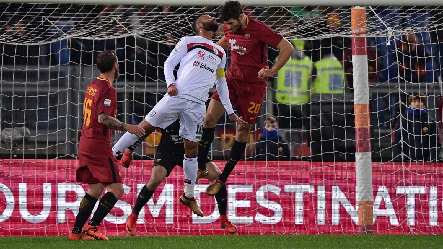 La Roma passa solo al 94': Fazio regala l'1-0 al Cagliari