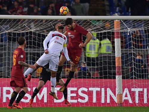 La Roma passa solo al 94': Fazio regala l'1-0 al Cagliari