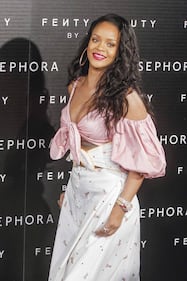 Rihanna, scollatura mozzafiato sul seno 16