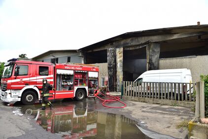 Maxi incendio in un deposito di rifiuti speciali 12