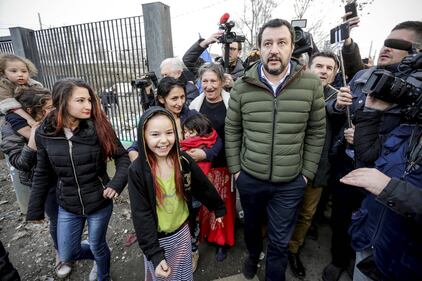 Torino, Salvini circondato dai bambini rom 4