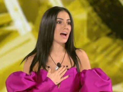 Gf Vip, Giulia ci ricasca: "Ma quello è gay o normale?"