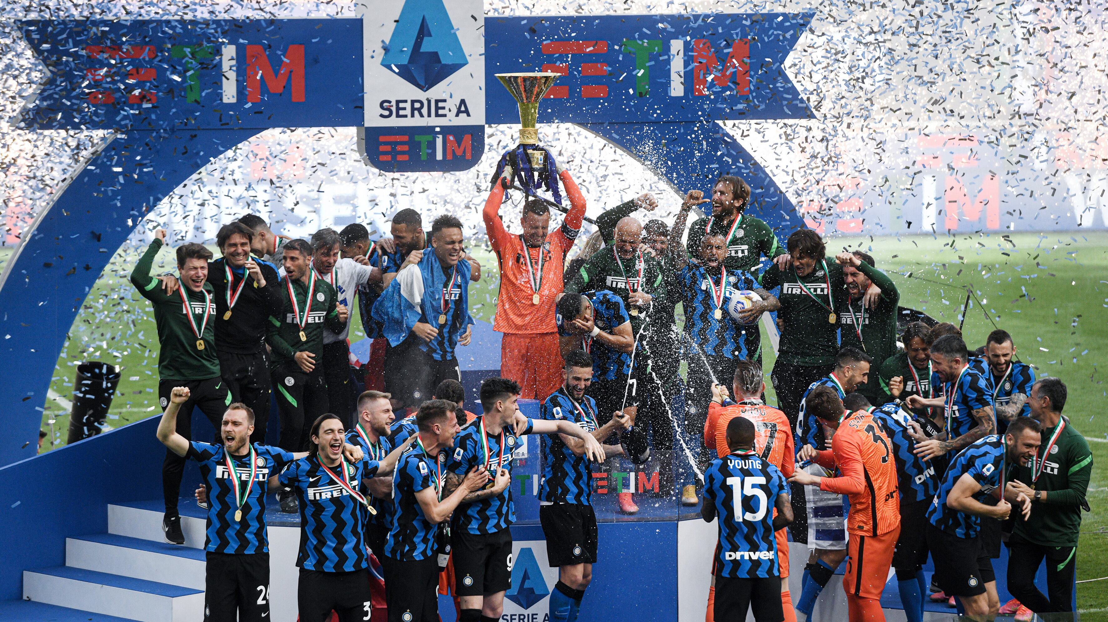 L'Inter celebra lo scudetto numero 19 davanti ai suoi tifosi