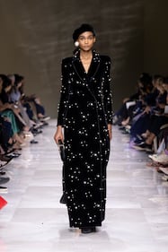 Armani veste le donne di perle e per i suoi 90 anni si regala uno storico palazzo nel cuore di Parigi 11