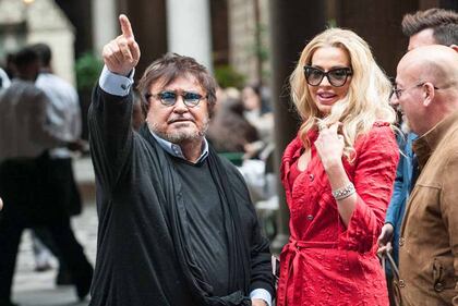 Valeria Marini, bomba sexy tra pubblico e privato  25