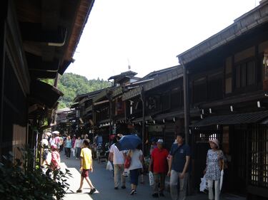 A Takayama, sul ponte dei "mostri" a difesa della tradizione 5