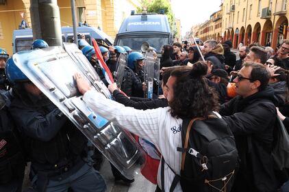 Scontri a Bologna durante lo sgombero dell'Istituto Santa Giuliana 1