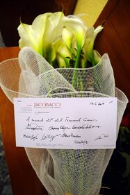 Tribunale, fiori davanti alla stanza del giudice 4