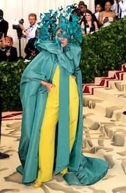 Met Gala 18: Rihanna con la mitra e Madonna con la veletta 8