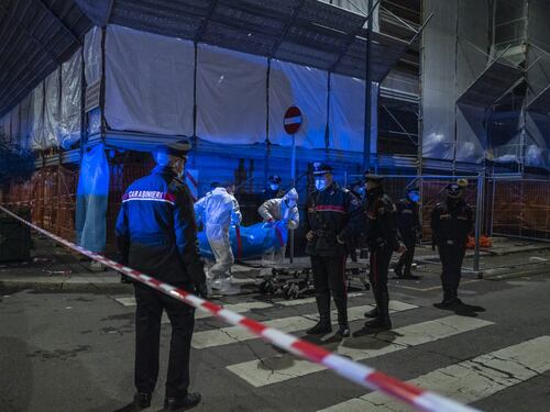 Ucciso con una coltellata alla gola: l'orrore in strada per rubare un orologio