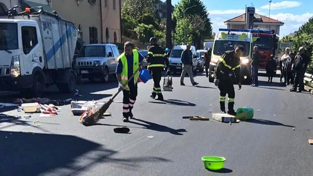 "In casa mancano luce e acqua calda". Afgano scaraventa mobili dalla finestra