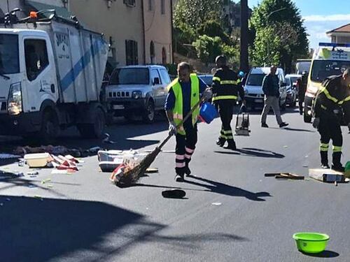 "In casa mancano luce e acqua calda". Afgano scaraventa mobili dalla finestra