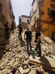 Crolla palazzina a Torre del Greco: le immagini dei soccorsi 7