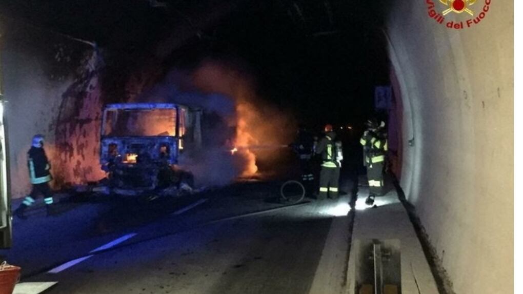 Tir brucia in galleria su autostrada A10: 32 persone intossicate