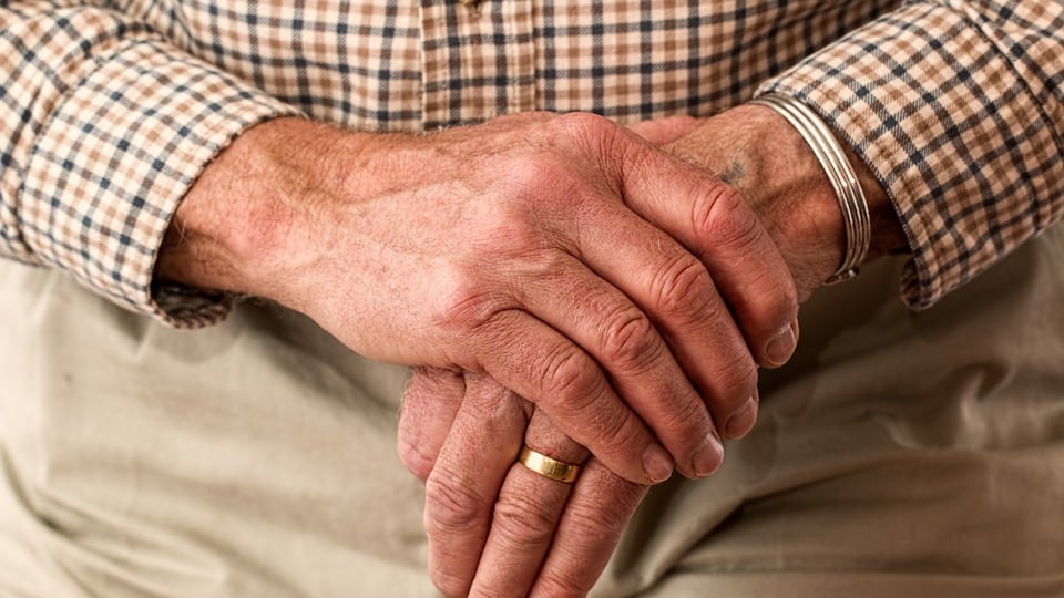 Il dramma della solitudine: pensionato trovato morto dopo giorni