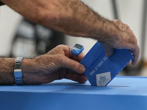 Tra i 5 scenari l’unità nazionale. Ma si rischia pure il ritorno alle urne