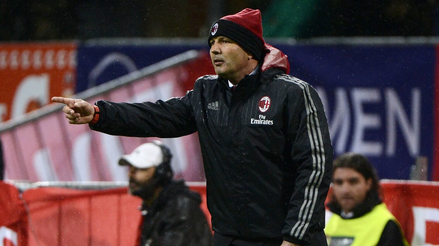 Milan, un golletto contro i fischi