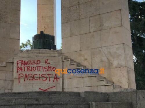 Ancora uno sfregio degli antifà ai soldati italiani: vandalizzato il Monumento ai caduti di Cosenza