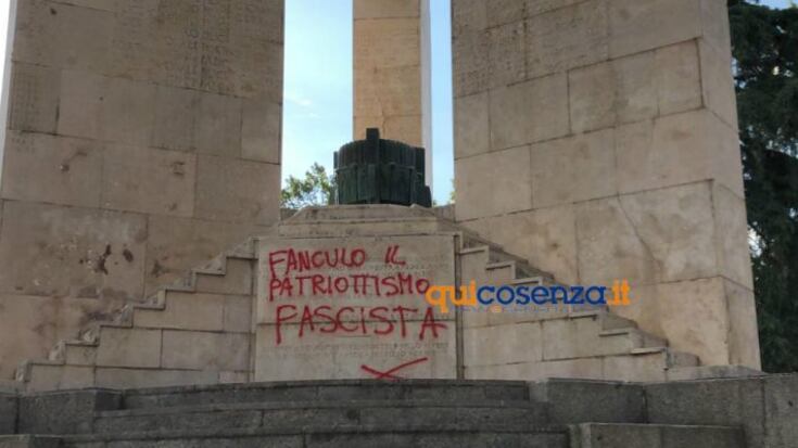 Ancora uno sfregio degli antifà ai soldati italiani: vandalizzato il Monumento ai caduti di Cosenza