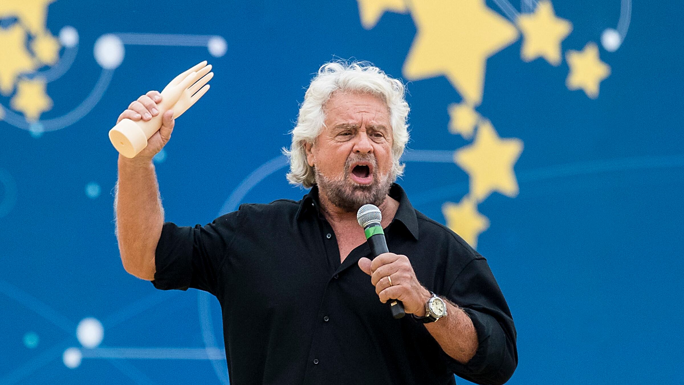 Grillo condannato per il video choc: ondata di proteste da pm e vittime