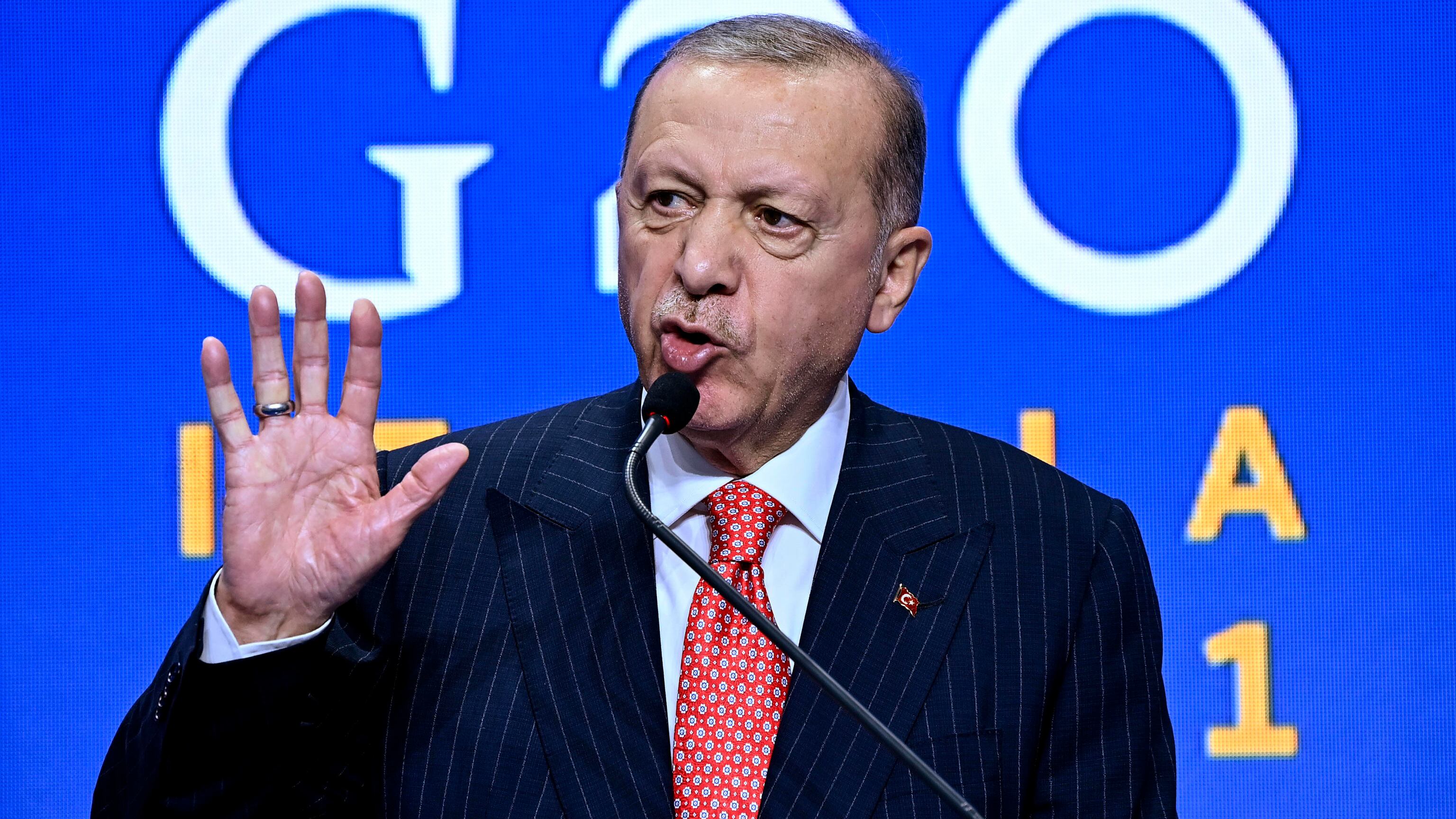 Erdogan scommette sulla crisi pronto a usare l’arma migranti