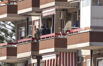 Latina, la trattativa da balcone a balcone 2