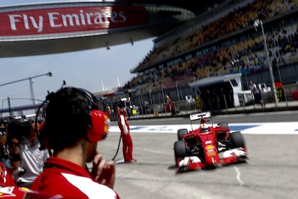 Super Hamilton, pole position a Shanghai 15