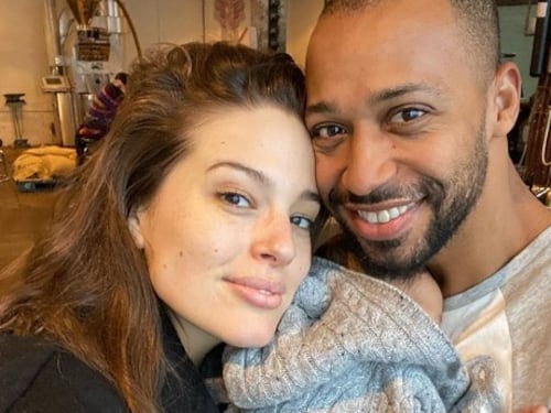 Ashley Graham: "Allattare è doloroso"