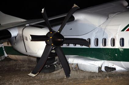 Fiumicino, aereo col carrello spezzato 6