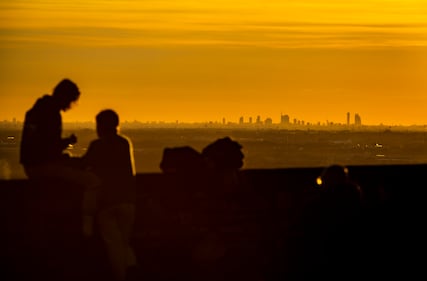 Il vento spazza via nubi e smog: da Bergamo si vede lo skyline di Milano 5