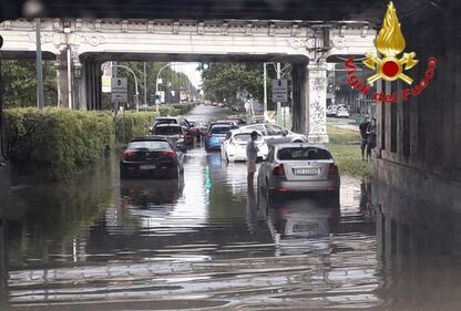 Vigili del fuoco impegnati nella notte per le forti piogge su Milano 6