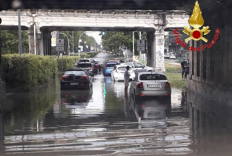 Vigili del fuoco impegnati nella notte per le forti piogge su Milano 6