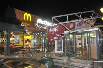 Crolla gazebo di McDonald's: un bimbo ferito 4