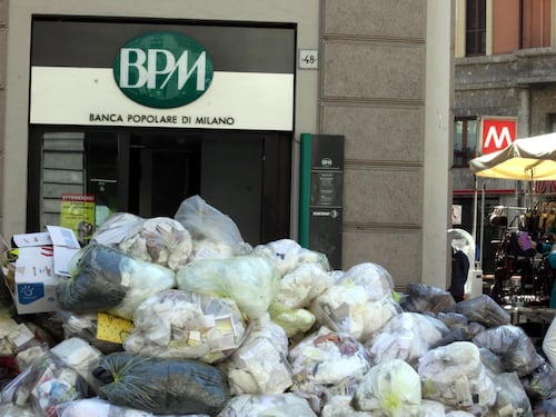 I mezzi dell'Amsa restano in garage Cumuli di spazzatura sui marciapiedi