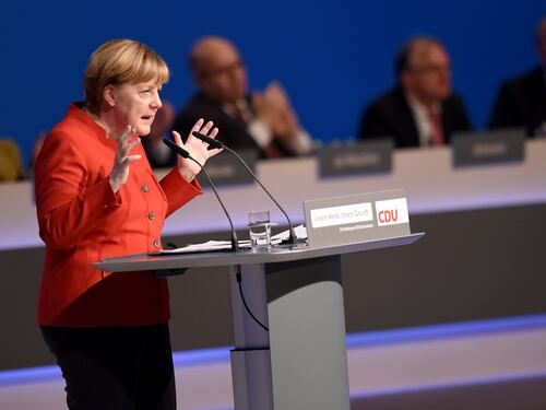 La Merkel guarda al voto e comincia a fare la dura: "Non accogliamo tutti. Via il burqa"