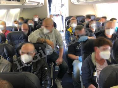 Covid, agenti e migranti assembrati in aereo 3