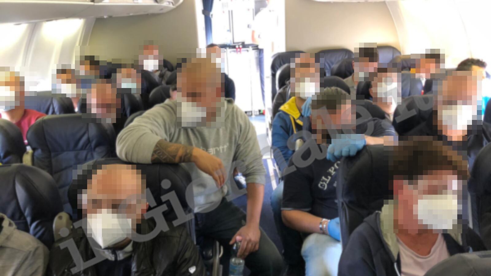 Quel volo delle polemiche: migranti e agenti ammassati