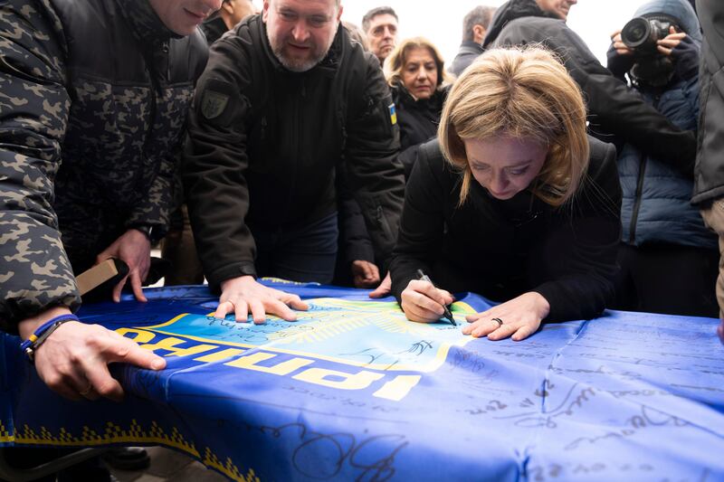 Meloni firma bandiera ucraina