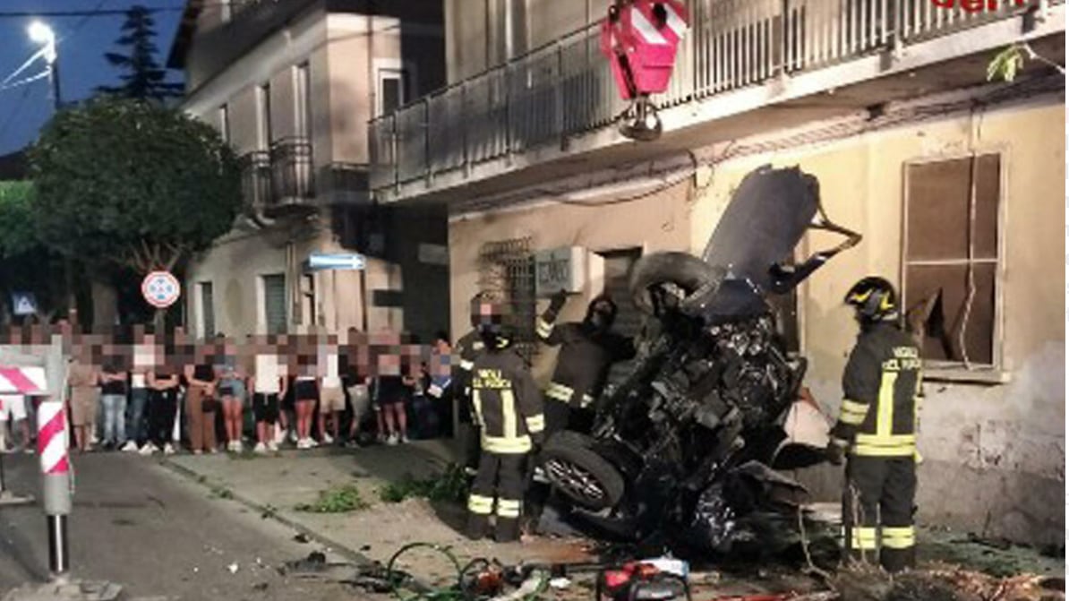 Si schianta con l'auto nel centro di Cutro, muore a 18 anni: guidava con il foglio rosa