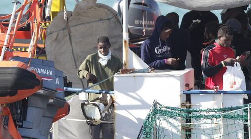 Sea Watch, i migranti arrivano a Catania 8