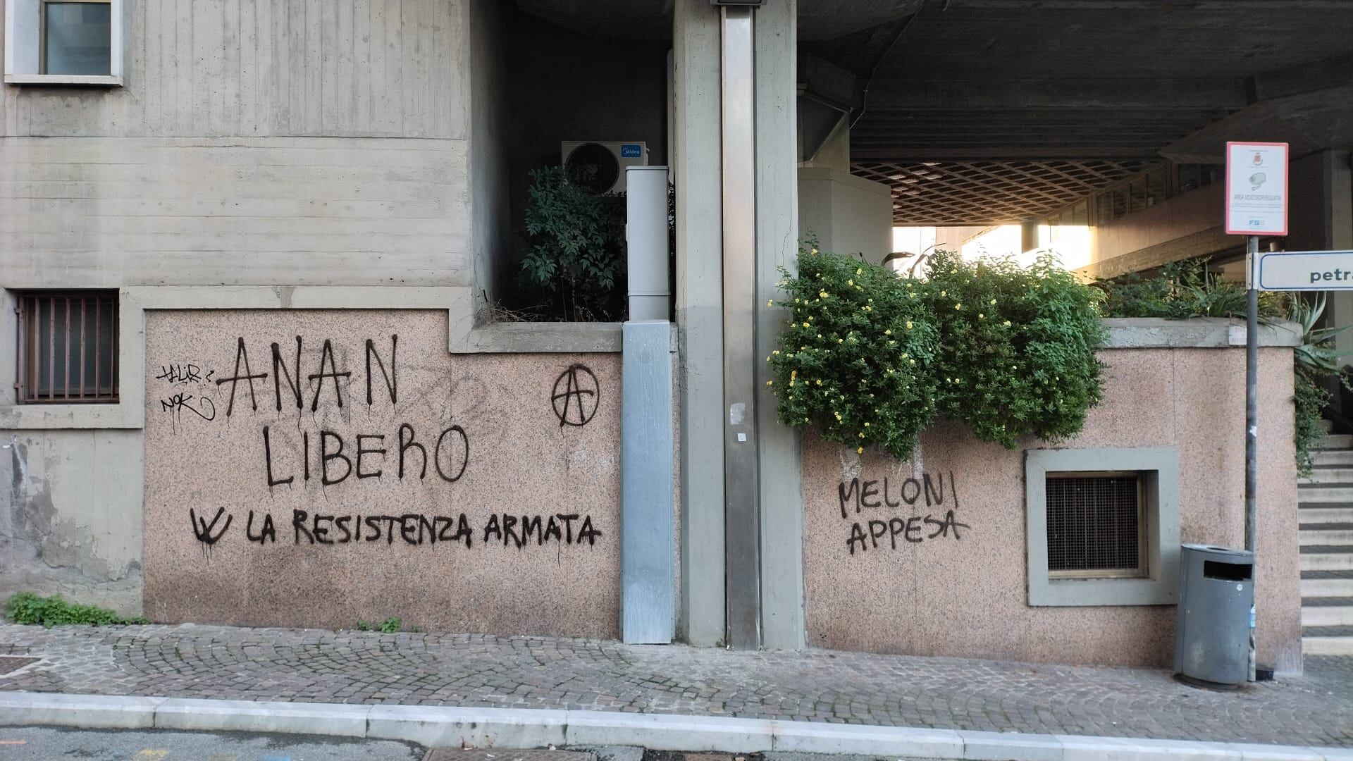 Nuovo assalto anarchico, scritta choc contro il premier: "Resistenza armata e Meloni appesa"