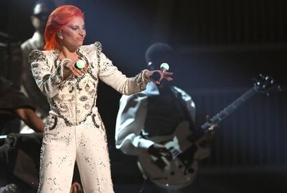 Lady Gaga: capelli rosso fuoco per i Grammy 2016. Foto 14