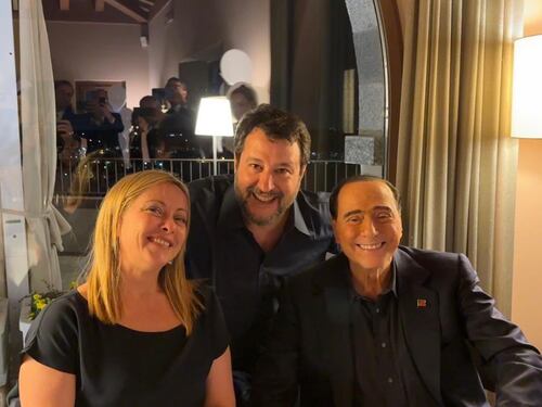 Il karaoke e le battute: così il centrodestra smonta le illazioni della sinistra