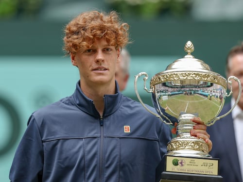 Sinner campione dell'erba di Halle: Hurkacz battuto in due set (e 2 tie-break)